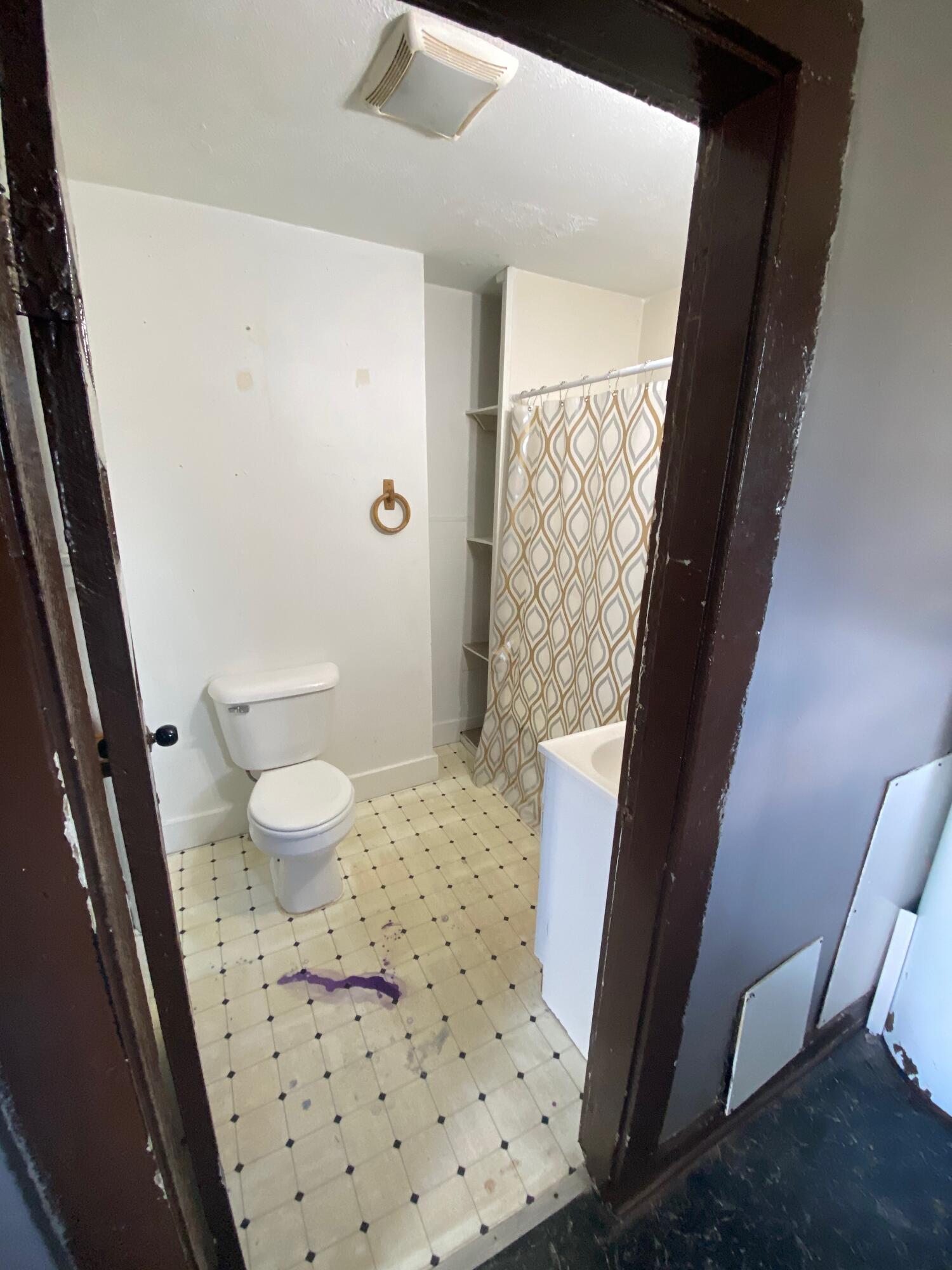 269 Badgett Street Alcoa, TN 37701 - Photo 11 of 11 130 Badgett Aly bathroom