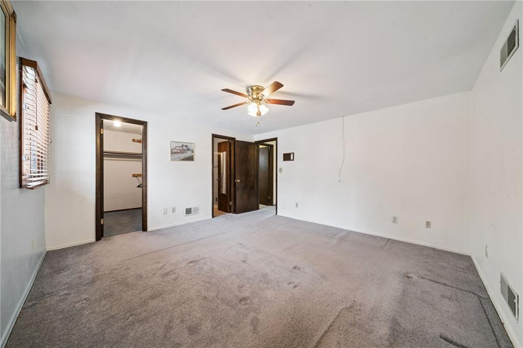 982 Braddock Road Pittsburgh, PA 15221 - Photo 21 of 32 an empty room with closet and a ceiling fan