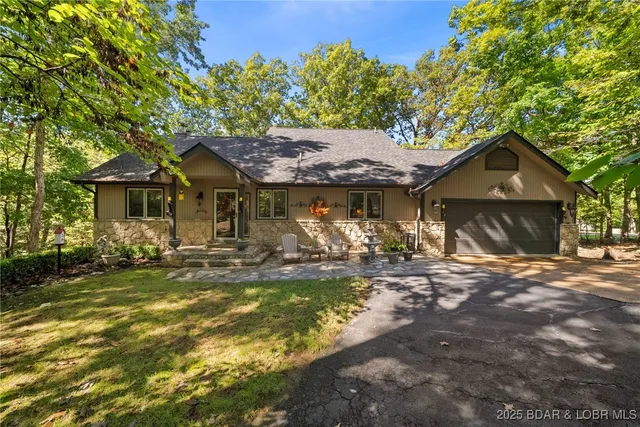 $475,000 | 828 Foxhead Shores Drive, Linn Creek, MO 65052