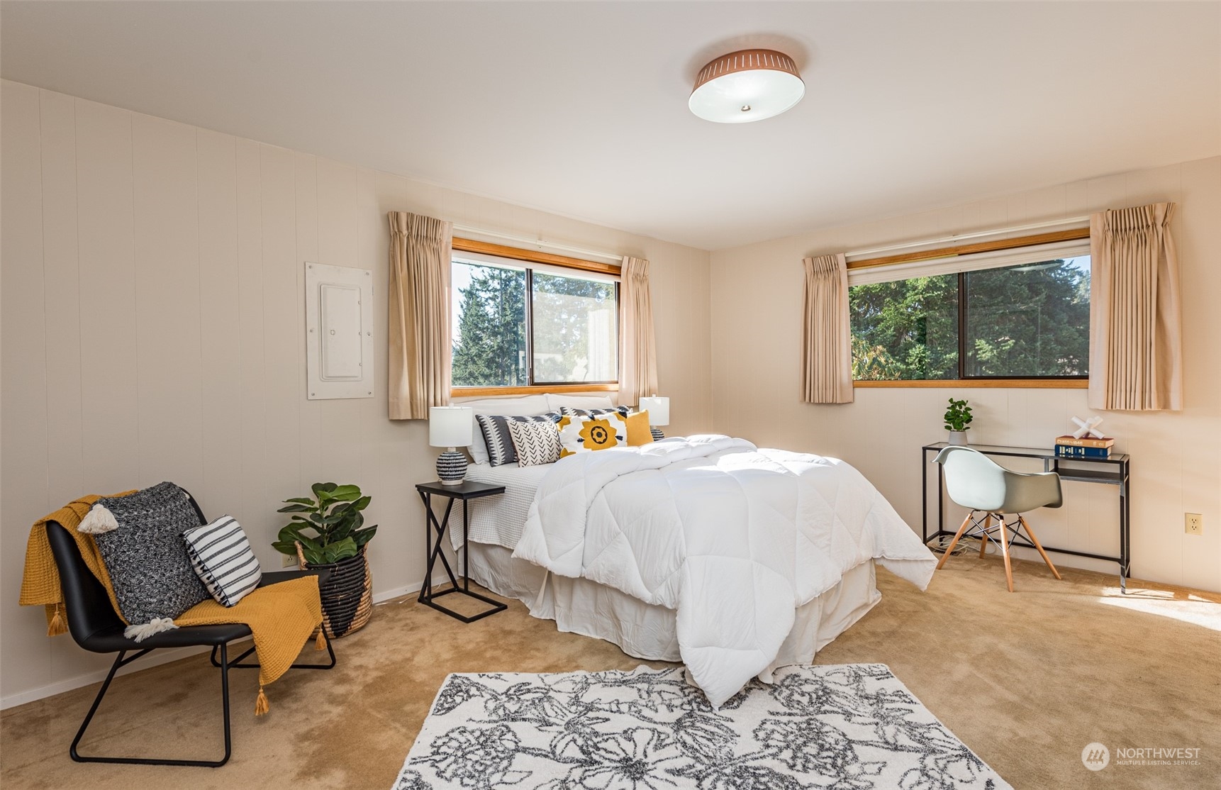 126 Hogans Vista Sequim, WA 98382 - Photo 27 of 40 a spacious bedroom with a bed and chair