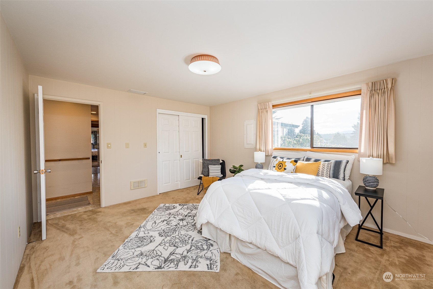 126 Hogans Vista Sequim, WA 98382 - Photo 29 of 40 a bedroom with a bed and a window
