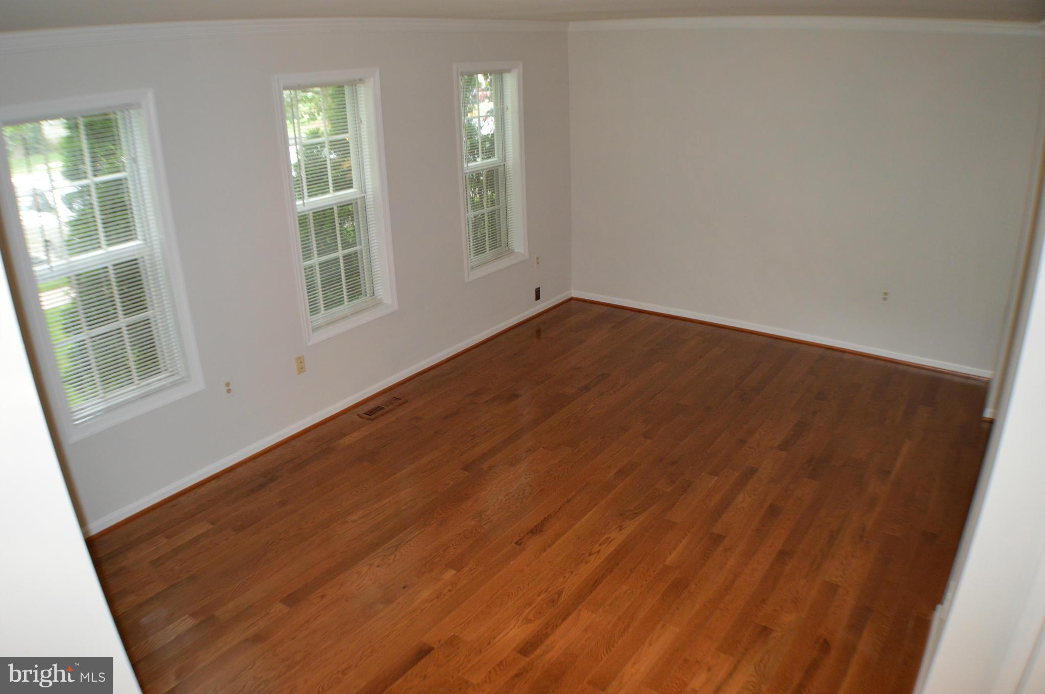 11950 Sentinel Point Court Reston, VA 20191 - Photo 3 of 30 Living Room