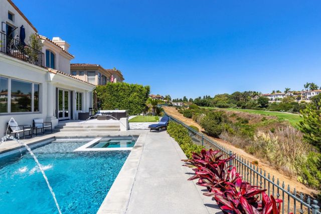 a view of a house with a backyard
