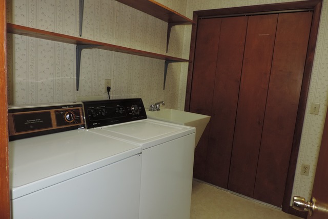 29448 Quigley Road Manhattan, IL 60442 - Photo 11 of 11 a utility room with dryer and washer