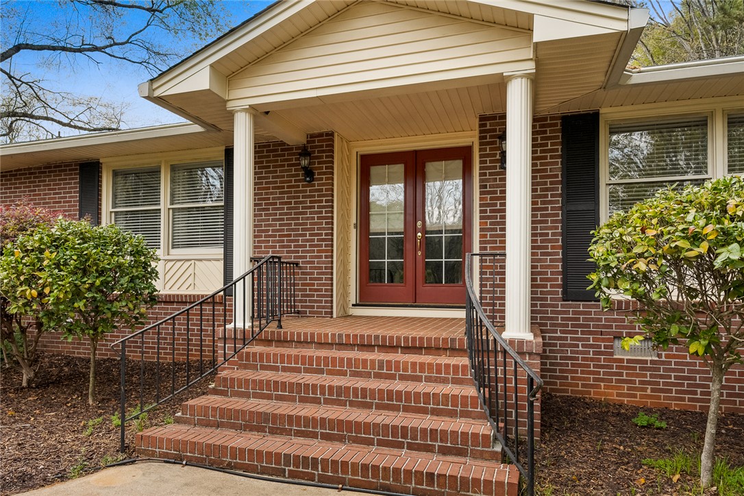 1211 Melbourne Drive Anderson, SC 29621 - Photo 2 of 35 An inviting front entry welcomes you to this classic brick home.