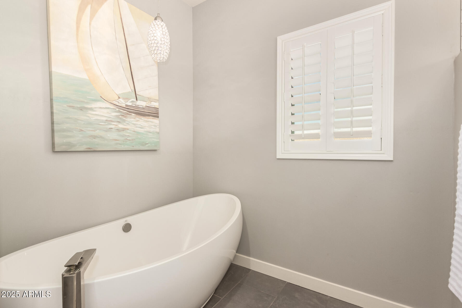 943 East Kortsen Road, Unit 10 Casa Grande, AZ 85122 - Photo 21 of 35 a bathroom with a bathtub and window