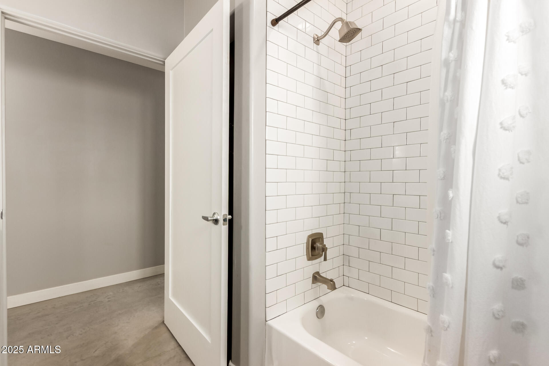 943 East Kortsen Road, Unit 10 Casa Grande, AZ 85122 - Photo 29 of 35 a bathroom with a bathtub