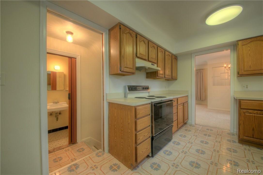 9722 Farmington Road Livonia, MI 48150 - Photo 11 of 33 10 Kitchen.jpg