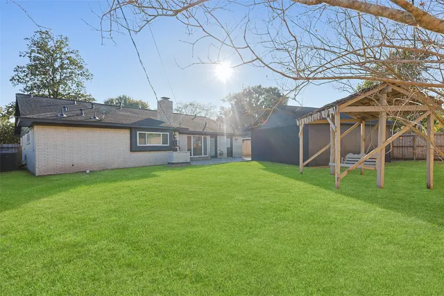 a view of a house with a backyard