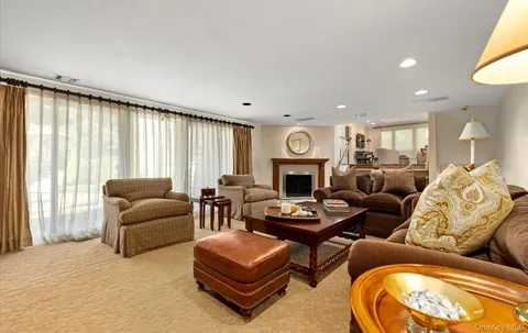 $2,499,999 | 8 Kodiak Drive, Woodbury, NY 11797