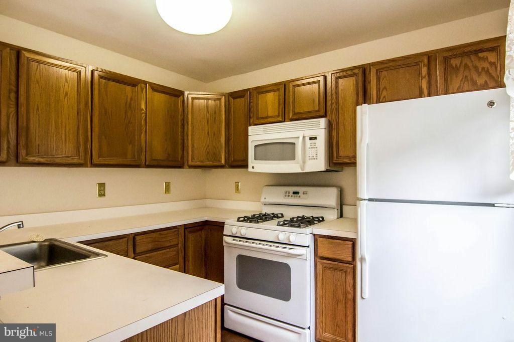 121 Timberbrook Lane, Unit 304 Gaithersburg, MD 20878 - Photo 7 of 16 Kitchen