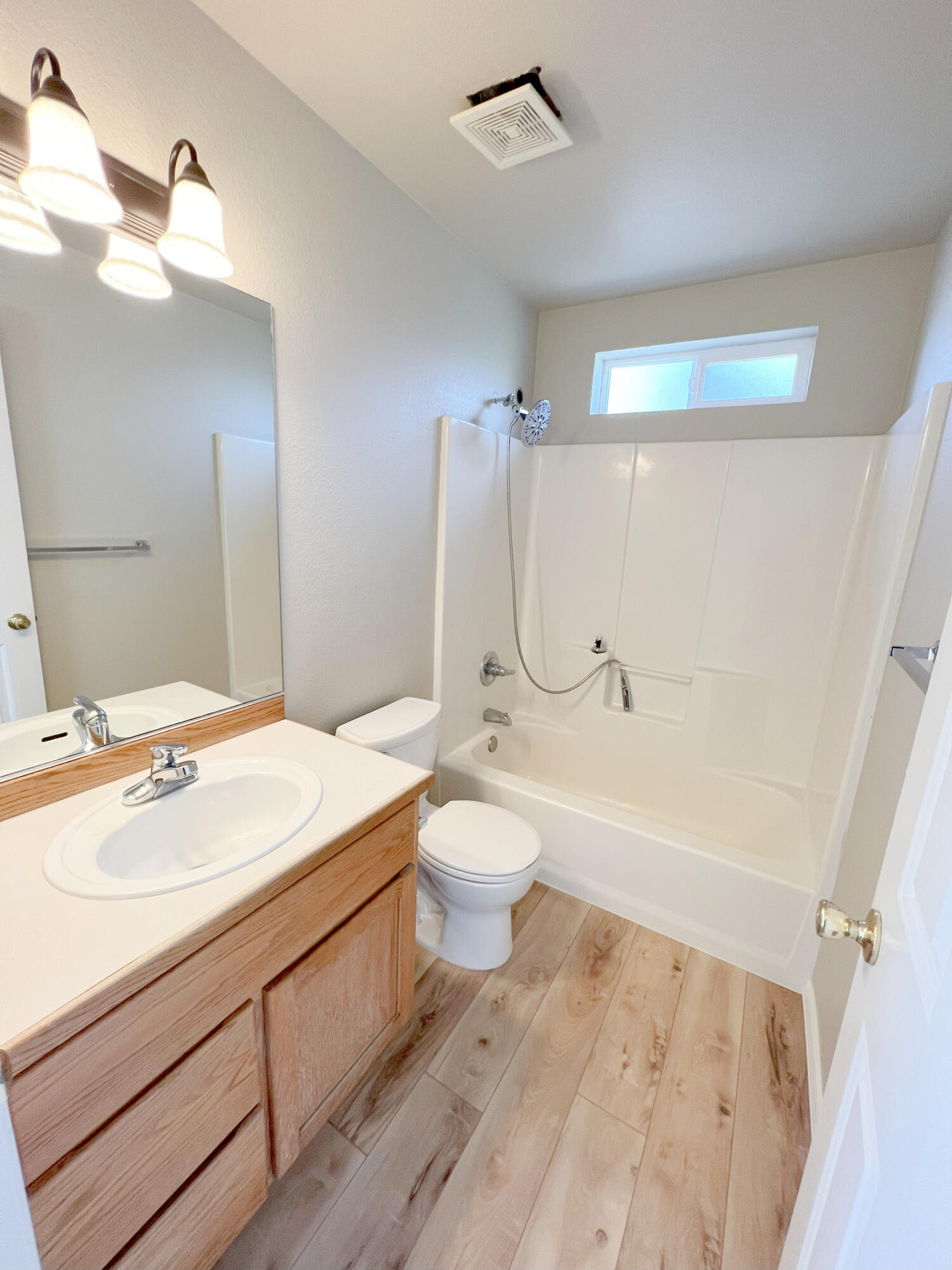 1979 Northwest Jackpine Place Redmond, OR 97756 - Photo 16 of 25 Secondary full bath