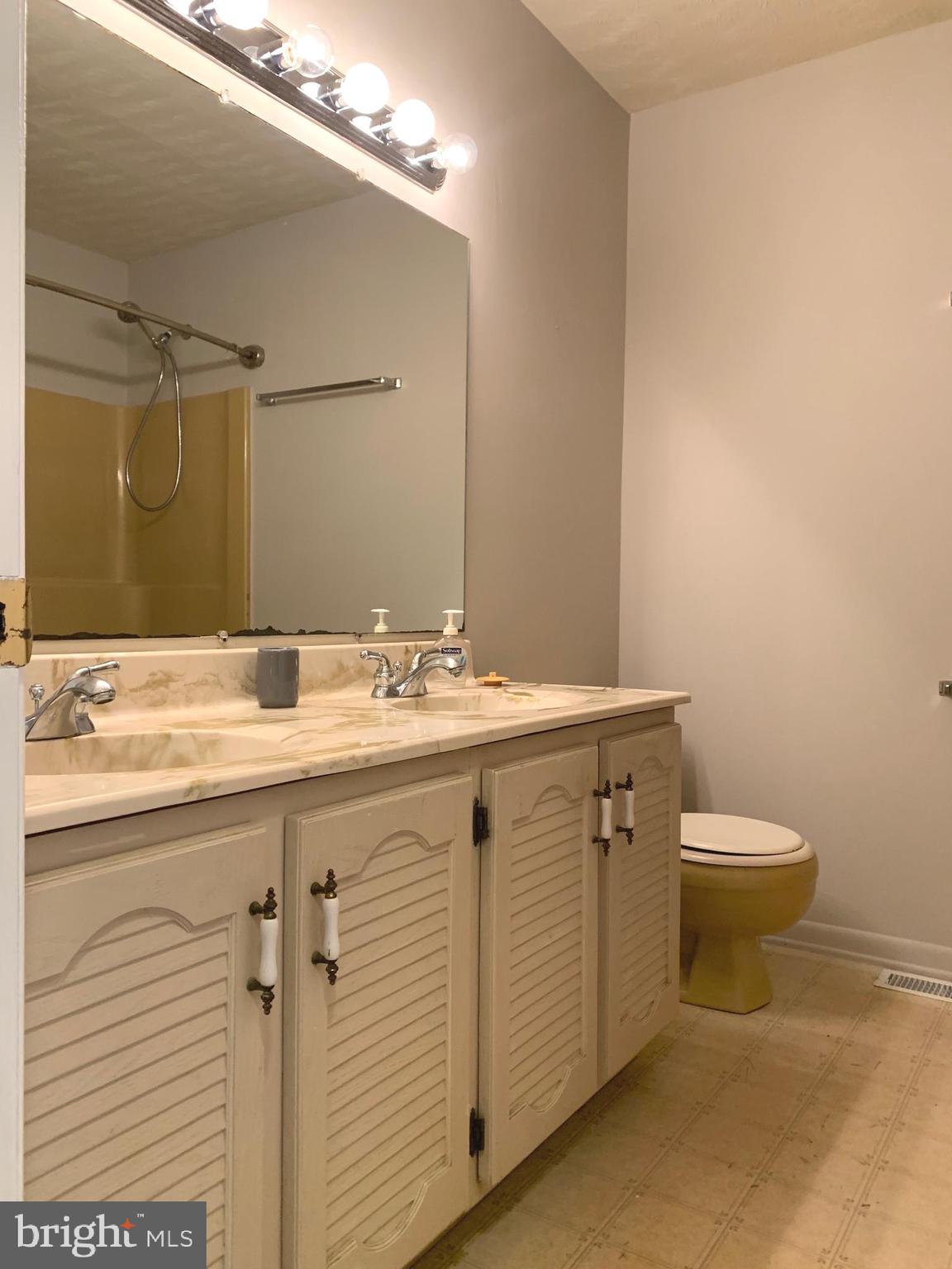 10413 Elys Ford Road Fredericksburg, VA 22407 - Photo 12 of 15 Hall bath