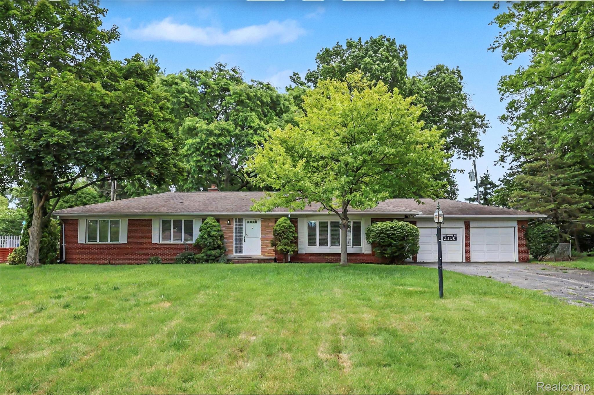 3750 Beach Road Troy, MI 48084 - Photo 1 of 27 Front2.jpg