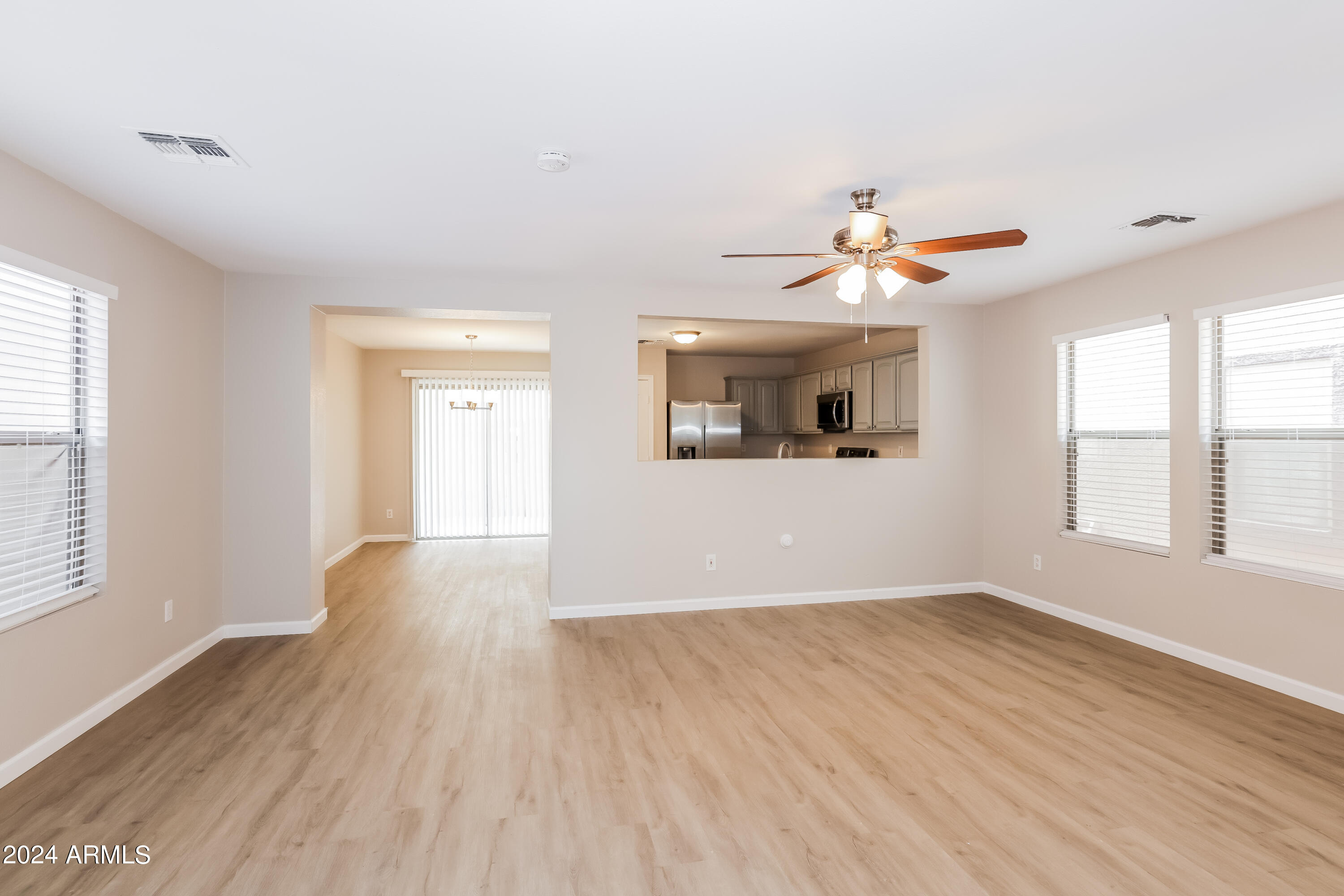 11171 West Garfield Street Avondale, AZ 85323 - Photo 3 of 15 001-photo-living-room-11762306