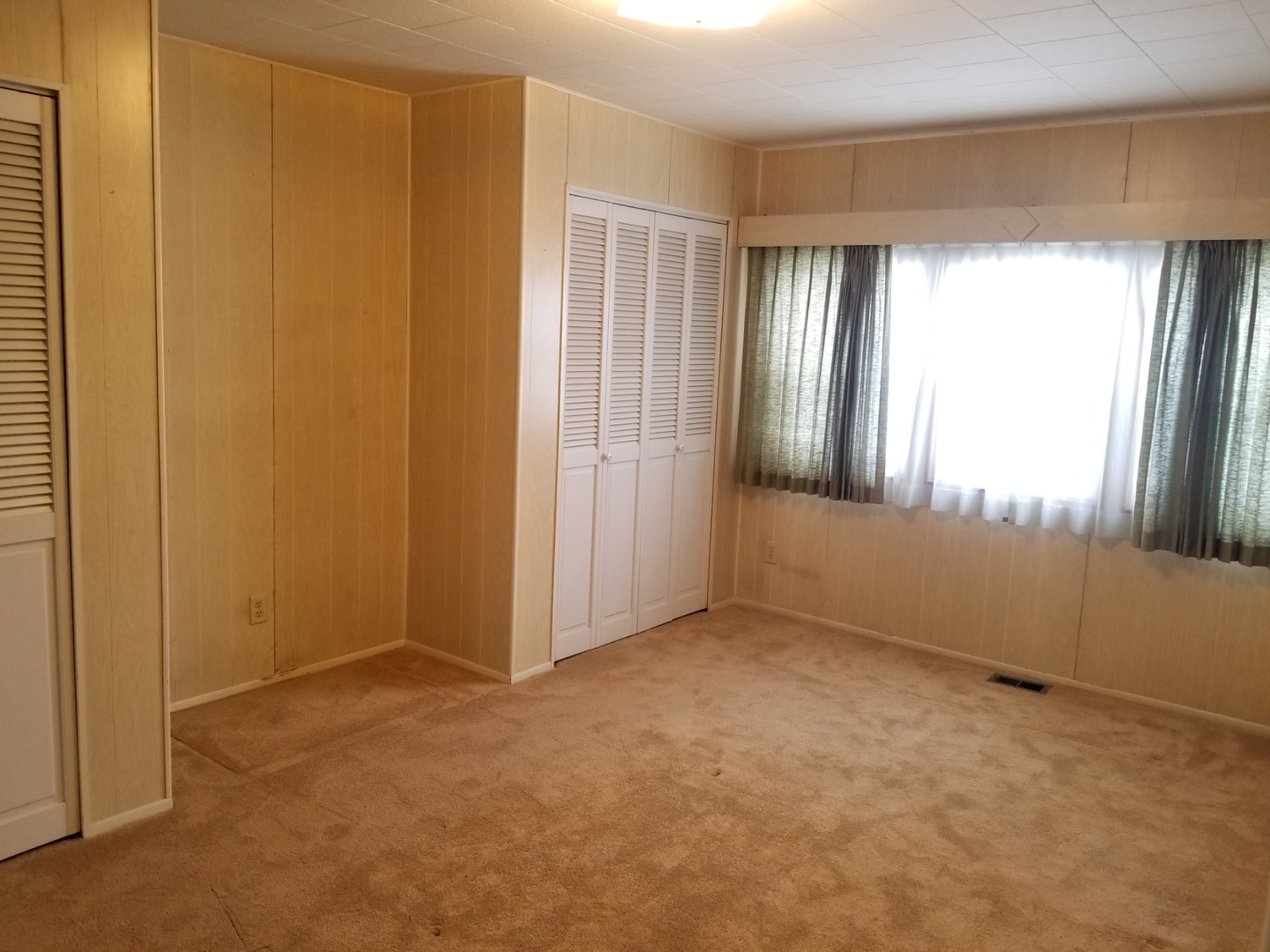 248 Bayview Road Elgin, IL 60123 - Photo 10 of 13 an empty room with windows