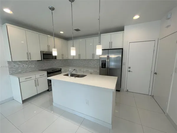 $3,550 | 2621 Northeast 212th Terrace, Unit 211, Miami, FL 33180