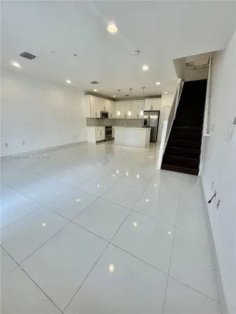 $3,550 | 2621 Northeast 212th Terrace, Unit 211, Miami, FL 33180