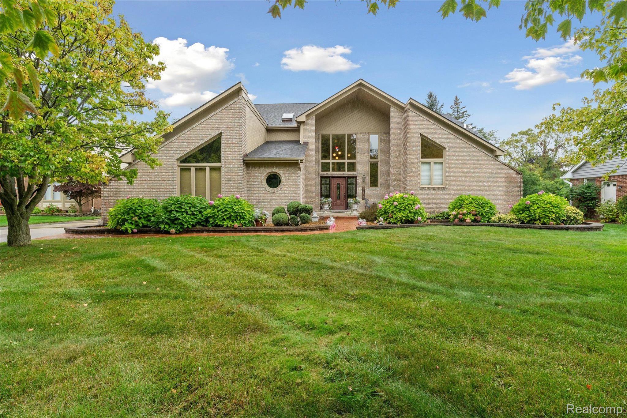 18887 Van Road Livonia, MI 48152 - Photo 2 of 78 Gallery Image 2