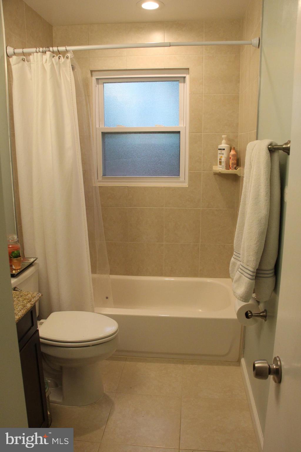 5600 Brookland Road Alexandria, VA 22310 - Photo 26 of 41 Fully Updated Bath!