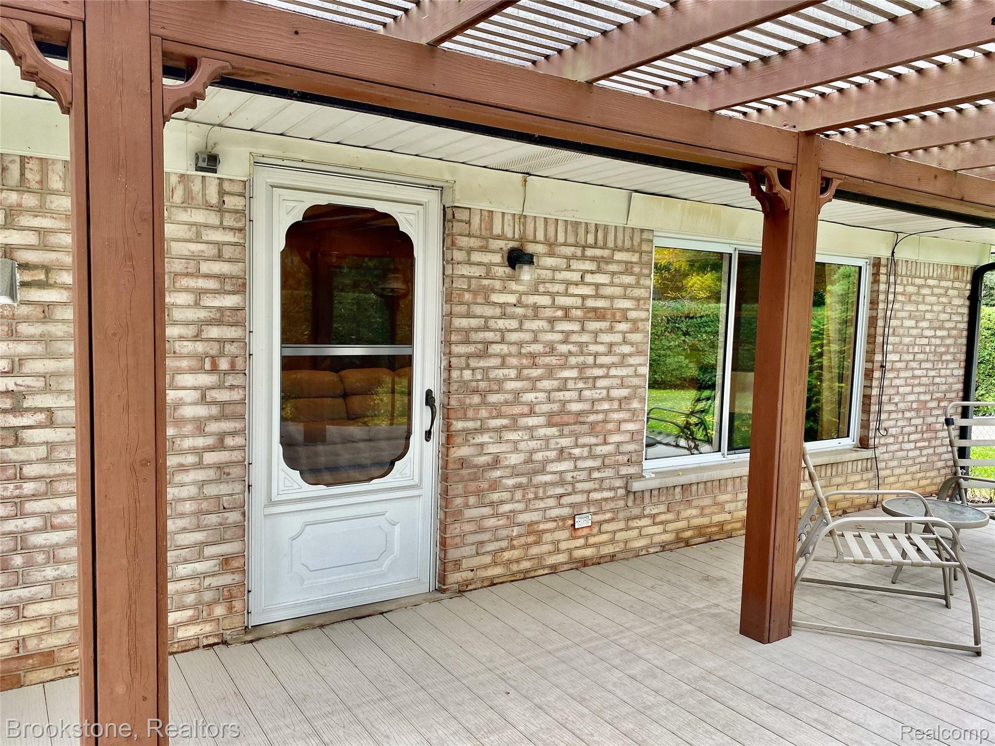 838 Wilwood Road Rochester, MI 48309 - Photo 14 of 53 THE EXTERIOR DOOR IN THE LARGE PORTICO (15X20) LEADS TO THE LARGE FAMILY ROOM (13X21)