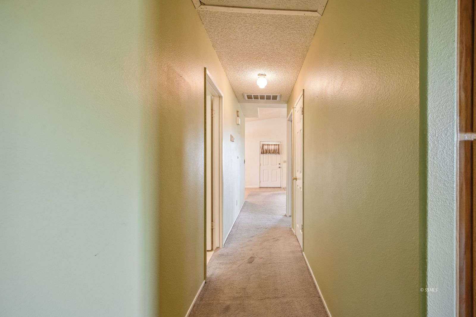 401 North Inyo Street Ridgecrest, CA 93555 - Photo 19 of 37 a view of hallway with a bathroom