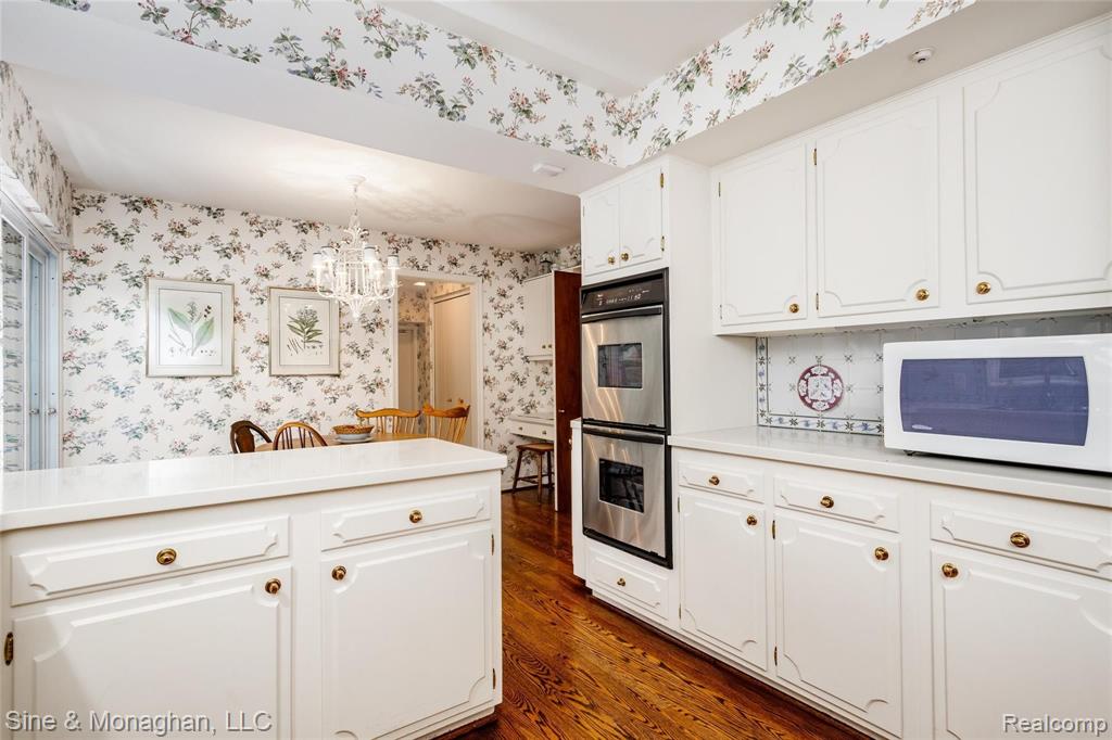 523 Thorntree Road Grosse Pointe Woods, MI 48236 - Photo 19 of 59