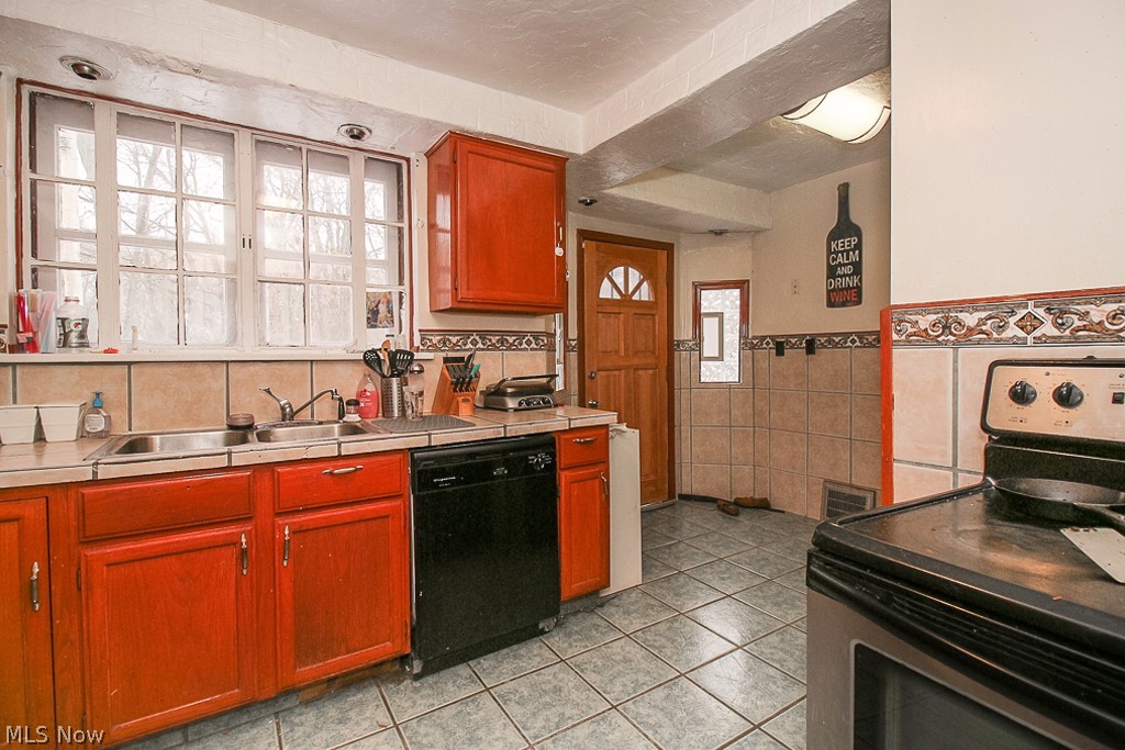 2050 Staunton Road Cleveland, OH 44118 - Photo 6 of 35