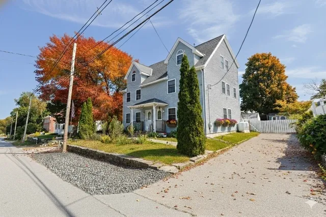 a view of a house with a yard