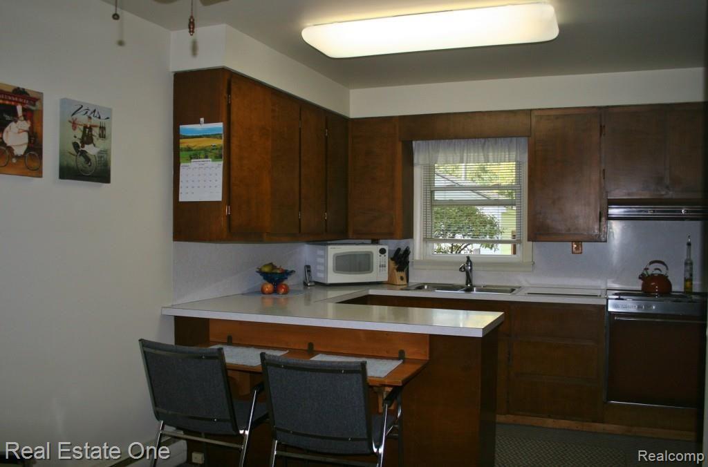 3192 Grant Road Rochester, MI 48309 - Photo 11 of 26 11 Bar with Seating.jpg