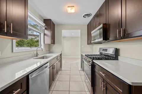 $575,000 | 949 Ridgewood Drive, Highland Park, IL 60035
