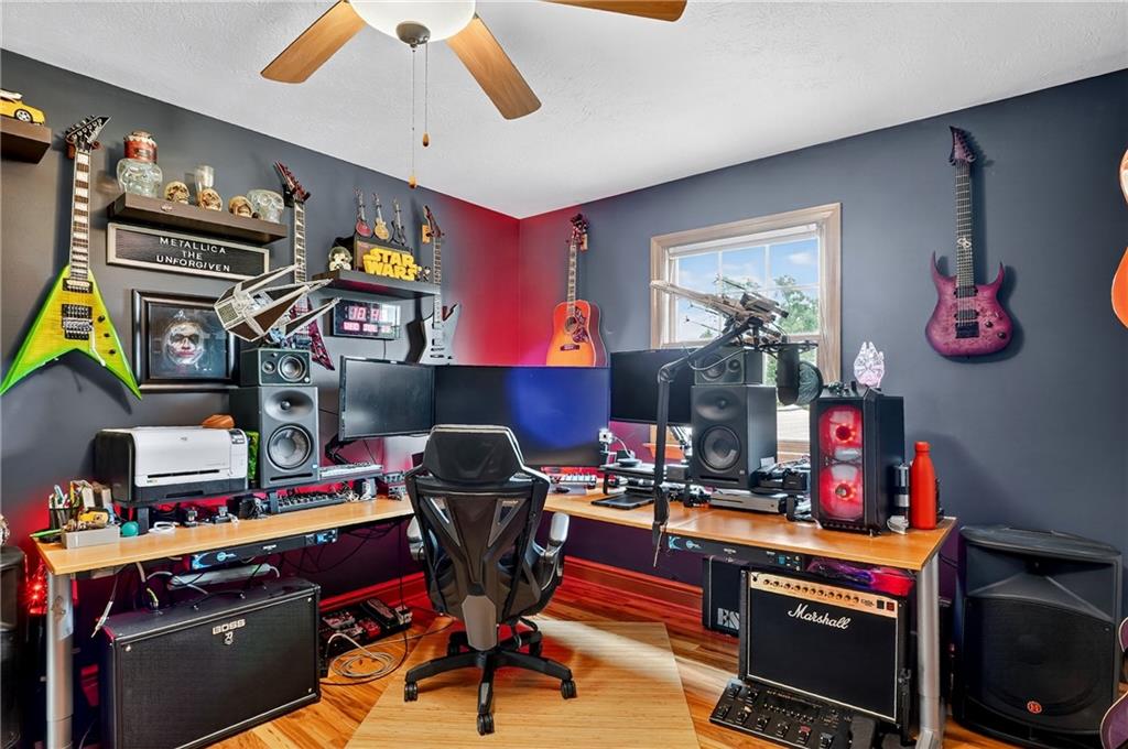 660 Allison Hollow Road Houston, PA 15342 - Photo 27 of 49 a room with furniture and musical instruments