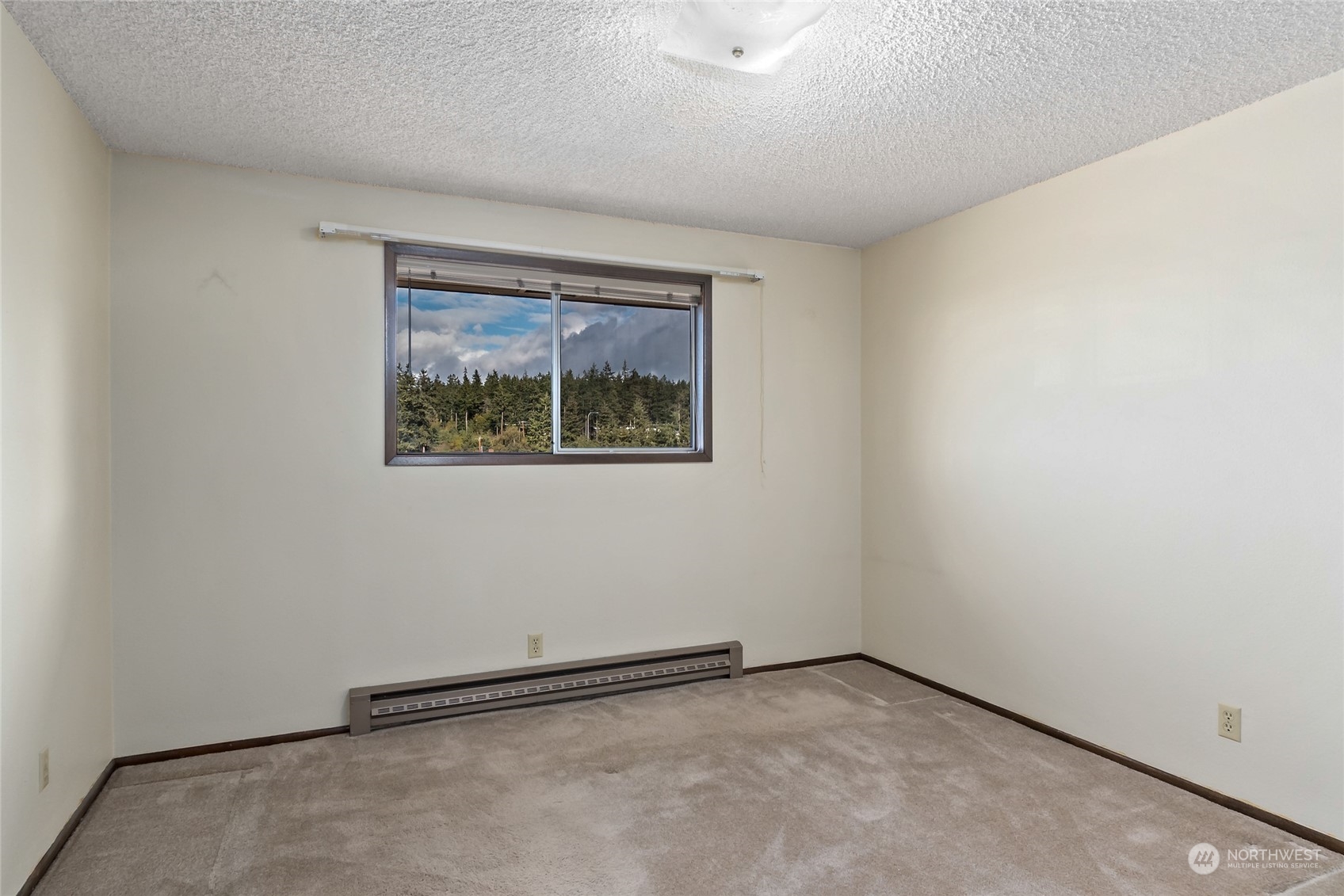 739 West Banta Road Oak Harbor, WA 98277 - Photo 14 of 40 an empty room with a window