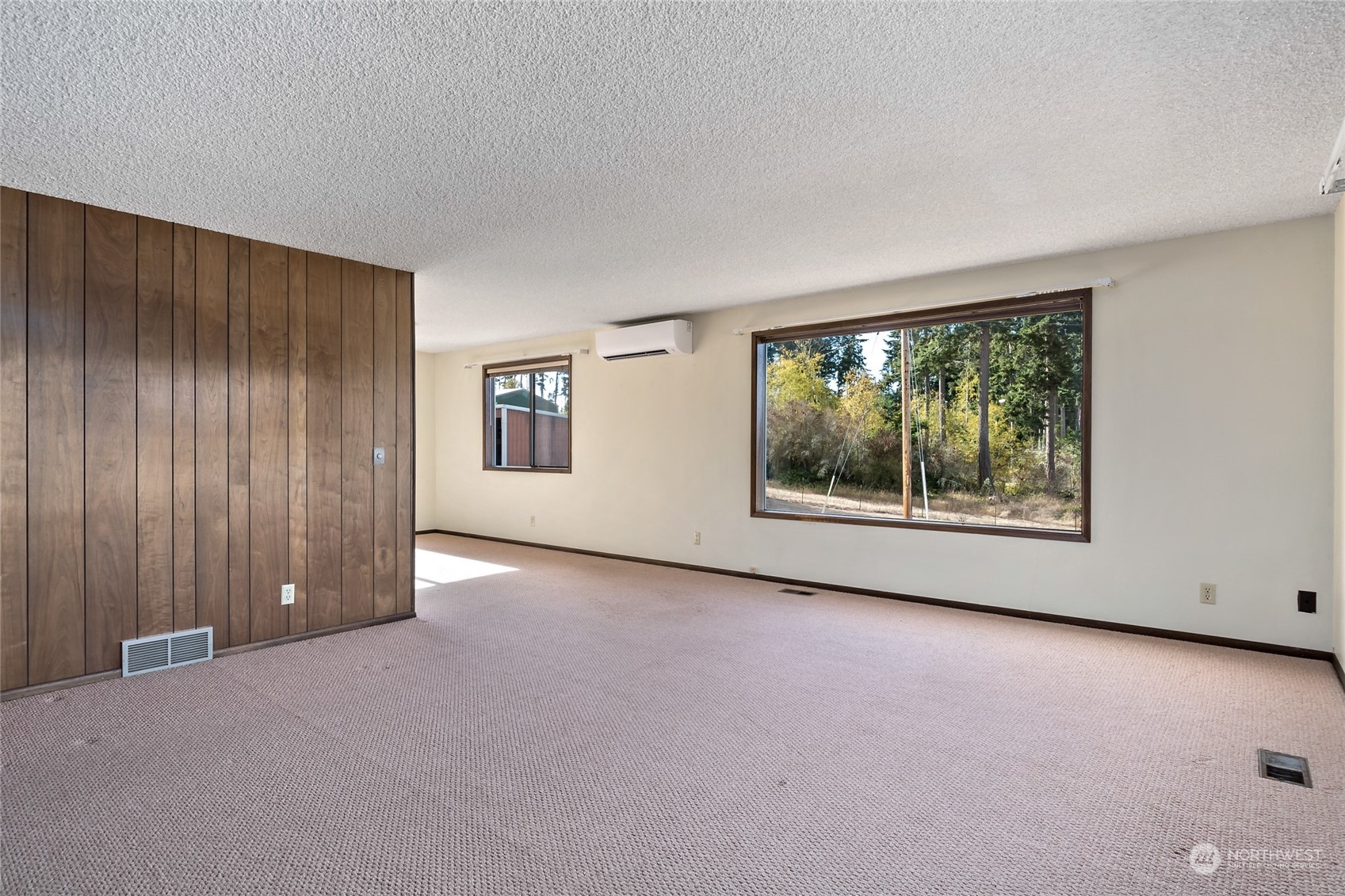 739 West Banta Road Oak Harbor, WA 98277 - Photo 23 of 40 an empty room with windows