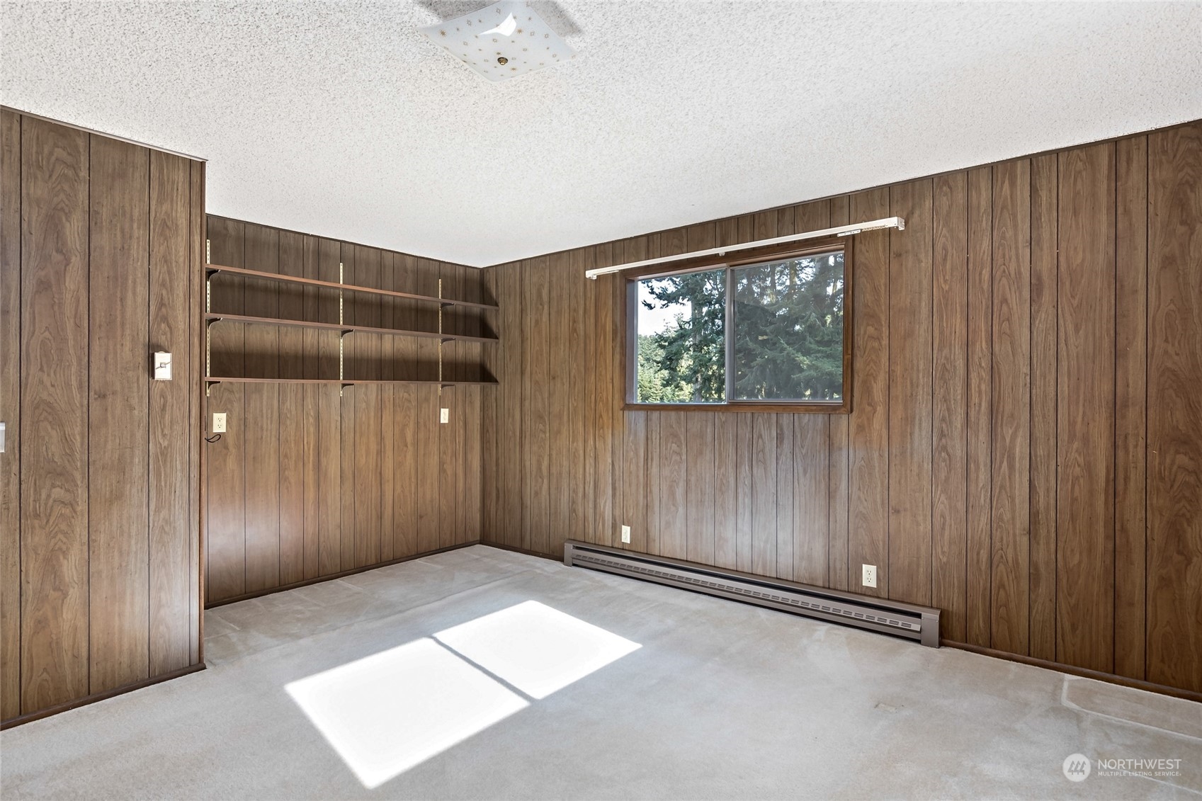 739 West Banta Road Oak Harbor, WA 98277 - Photo 28 of 40 an empty room with windows and closet