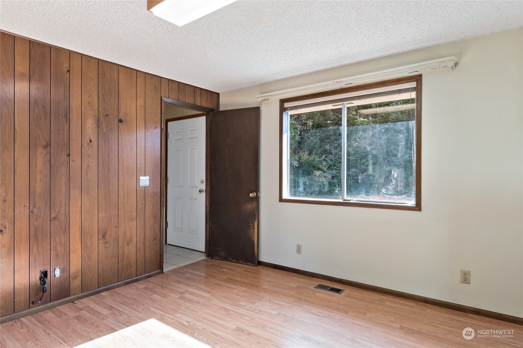 739 West Banta Road Oak Harbor, WA 98277 - Photo 8 of 40 an empty room with windows and closet area