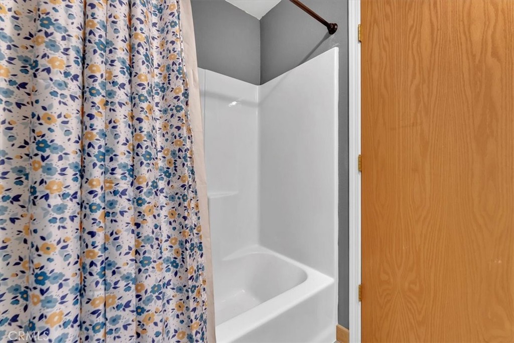 21550 Leaf Avenue Corning, CA 96021 - Photo 26 of 71 a bathroom with a bathtub and shower