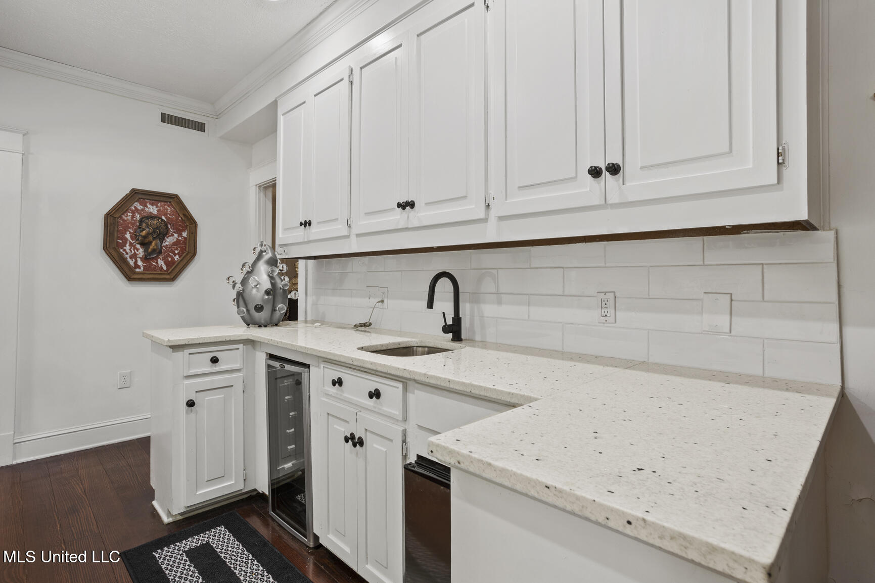 803 Meadowbrook Road Jackson, MS 39216 - Photo 20 of 86 Bar