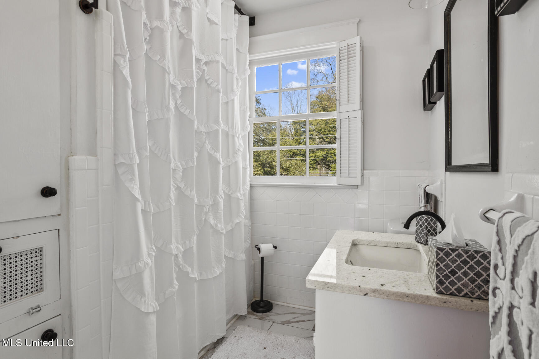803 Meadowbrook Road Jackson, MS 39216 - Photo 73 of 86 Upstairs Bathroom 2