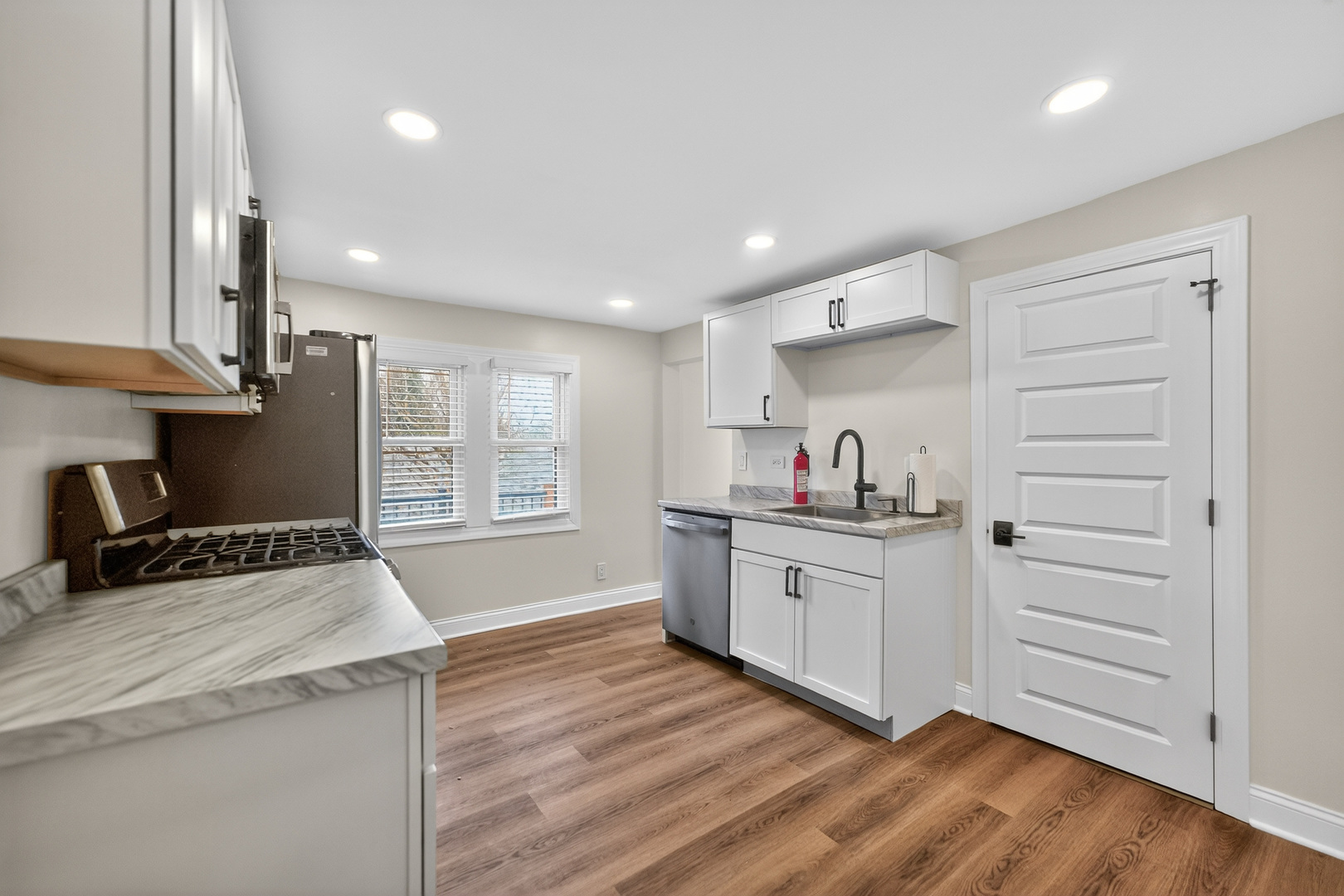 305 West Exchange Street, Unit B Sycamore, IL 60178 - Photo 9 of 27