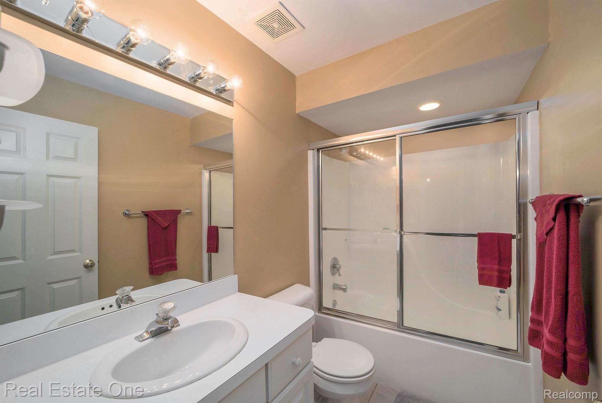 7265 Rabbit Ears Pass Clarkston, MI 48346 - Photo 22 of 30 Lower level bath