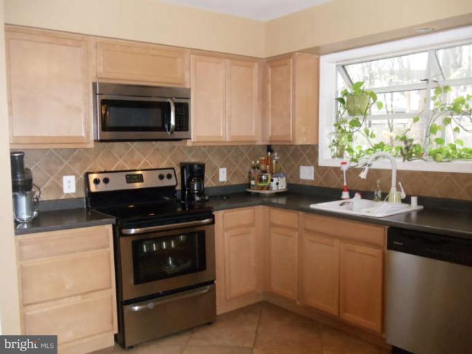 8120 Viola Street Springfield, VA 22152 - Photo 3 of 27 Kitchen