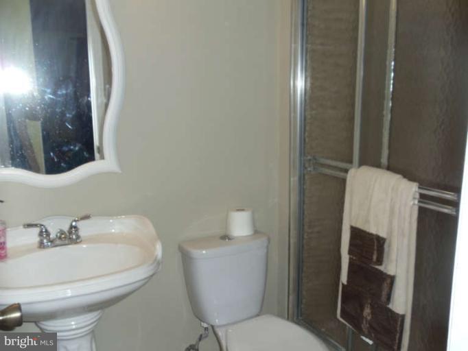 8120 Viola Street Springfield, VA 22152 - Photo 23 of 27 Bath