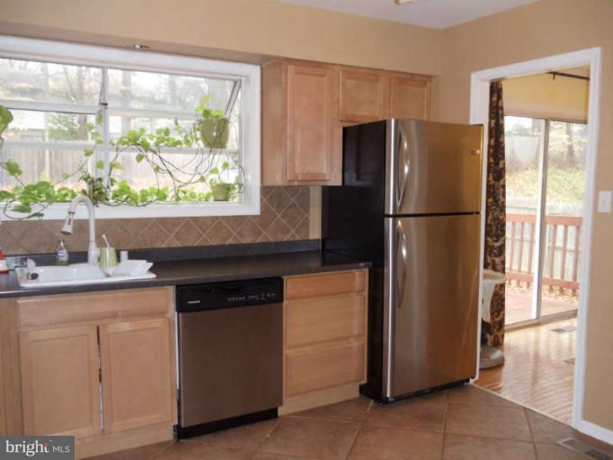 8120 Viola Street Springfield, VA 22152 - Photo 5 of 27 Kitchen