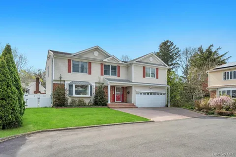 $1,425,000 | 64 Muttontown Eastwoods Road, Syosset, NY 11791