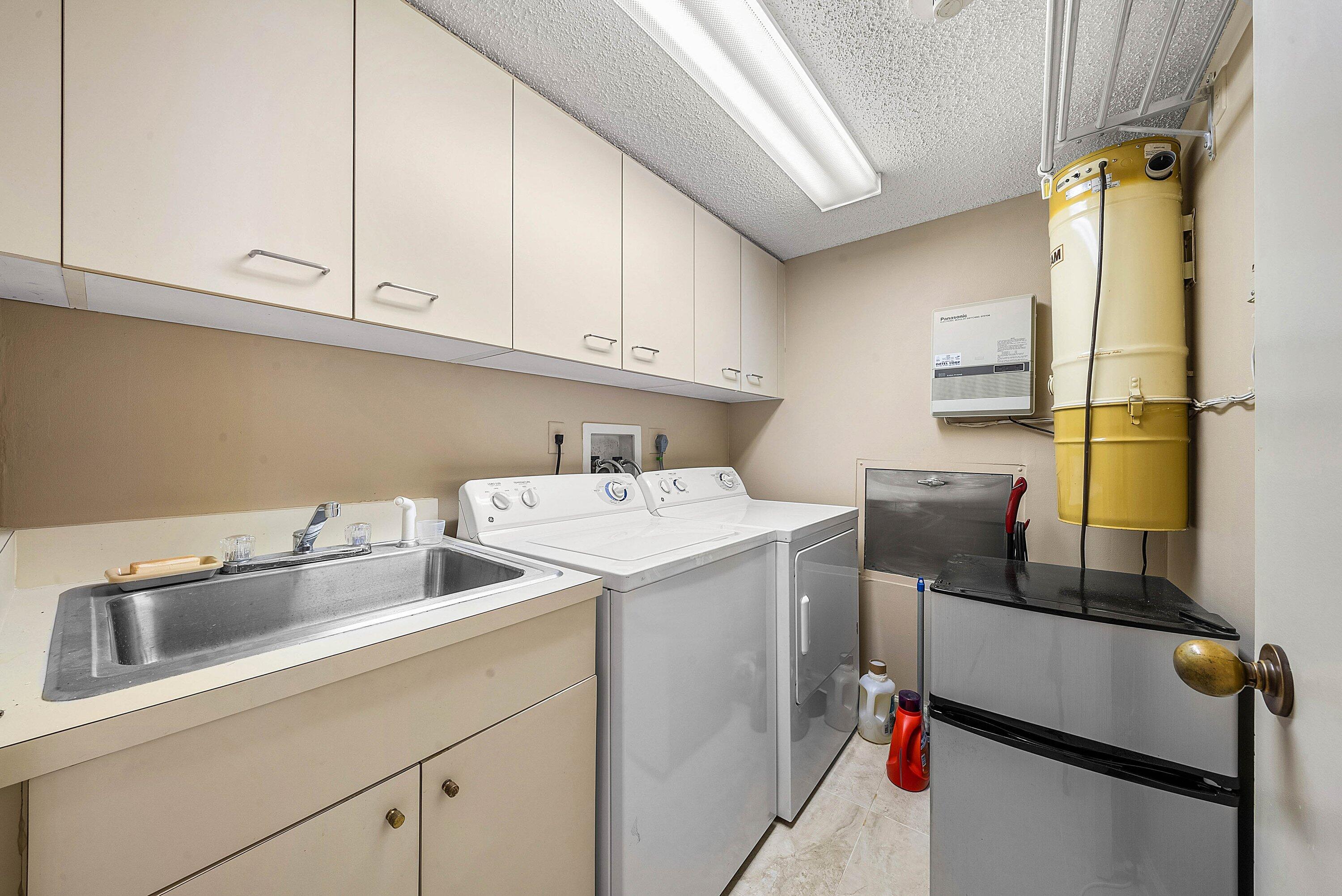 1500 South Ocean Boulevard, Unit 604 Boca Raton, FL 33432 - Photo 31 of 61 a utility room with dryer and washer