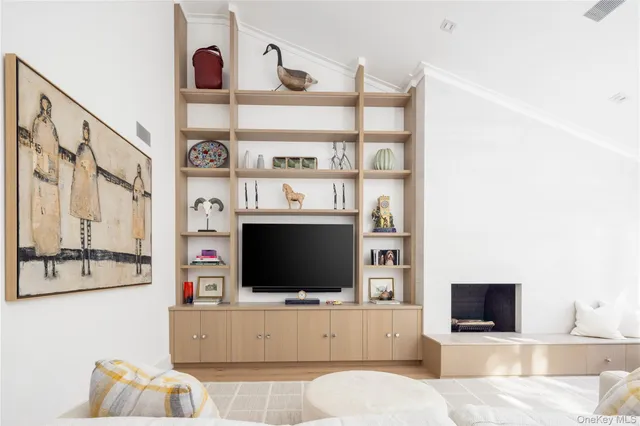 $1,350,000 | 514 Pantigo Road, Unit 16, East Hampton, NY 11937