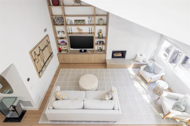 $1,350,000 | 514 Pantigo Road, Unit 16, East Hampton, NY 11937