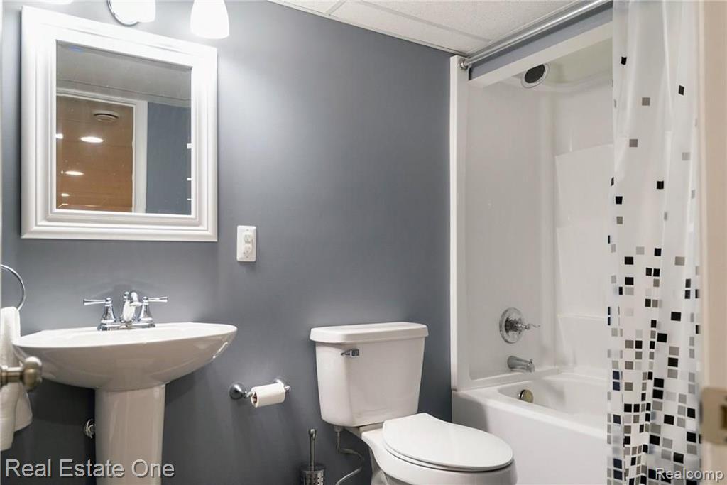 2177 Avoncrest Drive Rochester Hills, MI 48309 - Photo 10 of 21