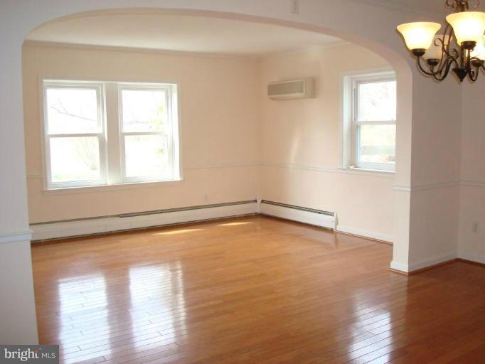 18428 Manor Church Road Boonsboro, MD 21713 - Photo 3 of 29 Living Room
